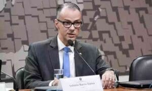 Presidente da Anvisa testa positivo para Covid-19 ap&oacute;s ir a ato com Bolsonaro