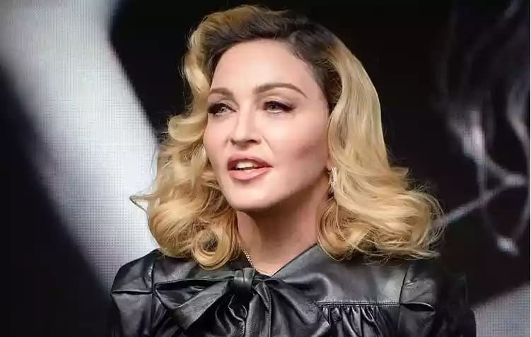 Madonna revela que testou positivo para Covid-19