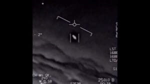 Pent&aacute;gono divulga v&iacute;deos de OVNIs filmados por pilotos da Marinha dos EUA