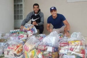 Cantor divinopolitano J&uacute;nior Andrade faz entregas de alimentos arrecadados durante Live