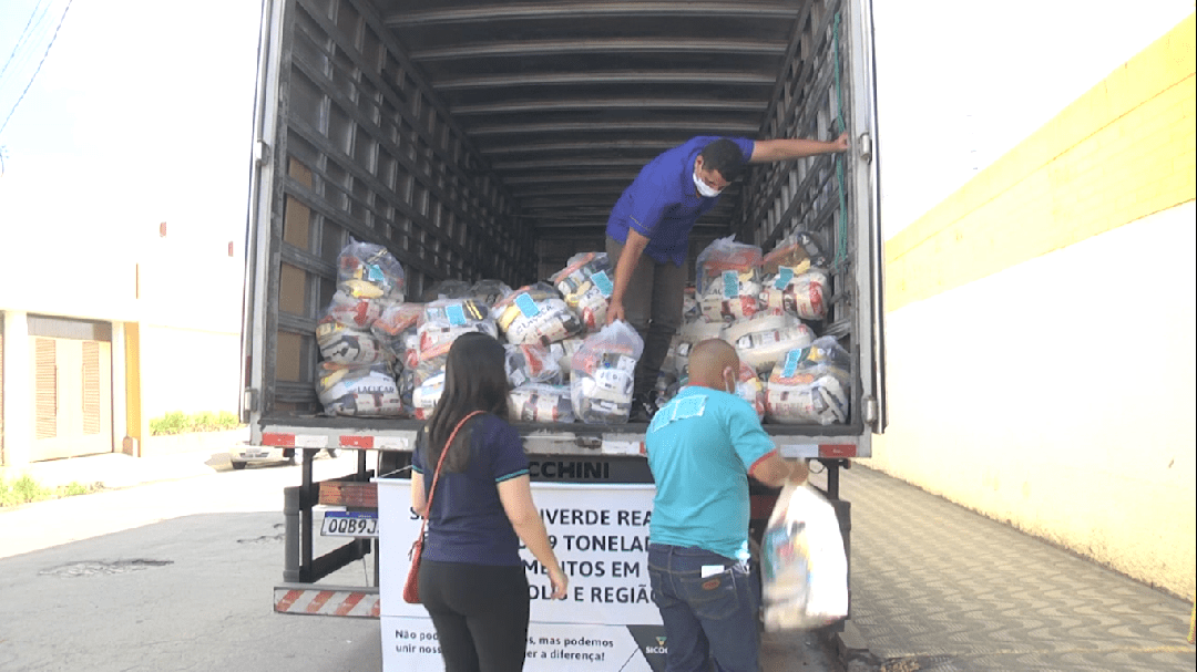 Sicoob Crediverde doa 9 toneladas de alimentos a famílias carentes
