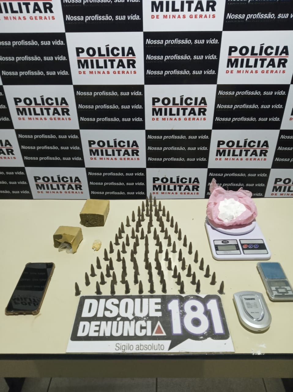 Pinos de coca&iacute;na s&atilde;o apreendidos pela PM