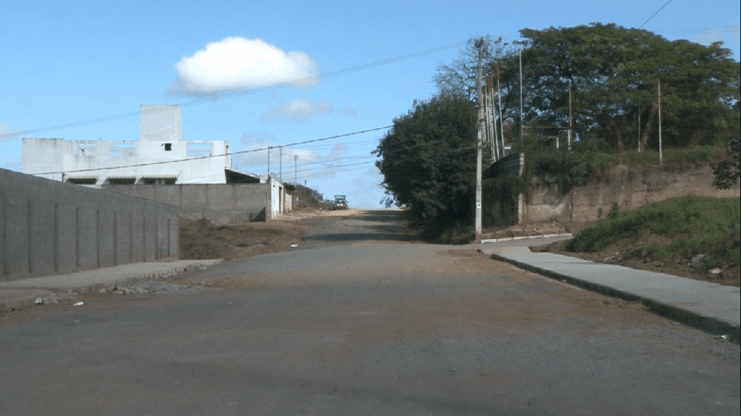 Após 18 anos, moradores do bairro Campina Verde conseguem calçamento da rua que dá acesso a igreja