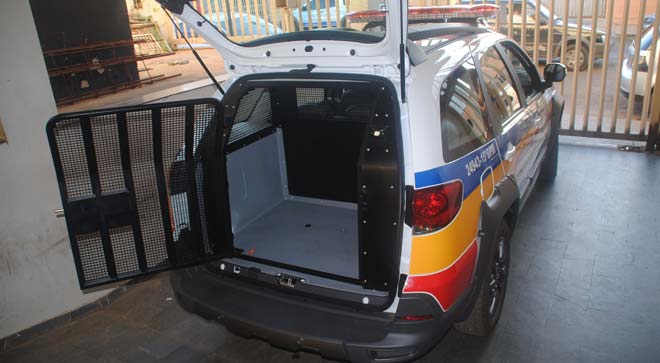 Dupla tenta trocar bateria de carro roubado e termina na delegacia de polícia