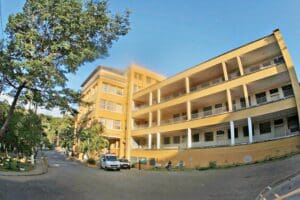 Policial armada invade Hospital da Baleia para ver corpo do irm&atilde;o que morreu de COVID-19