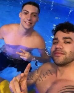 Gusttavo Lima &eacute; flagrado com filho de Bolsonaro