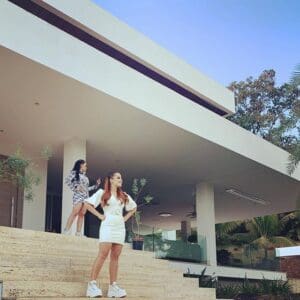 Maiara posta foto com a Maiara em frente a sua casa