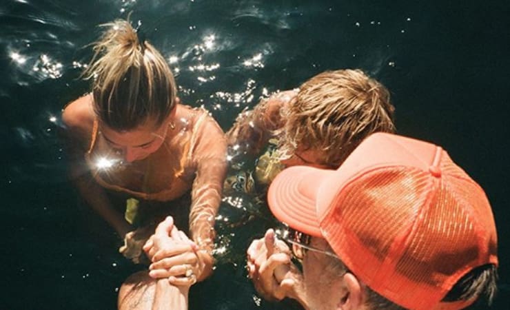 Justin Bieber mostra fotos de batismo em lago ao lado da mulher, Hailey