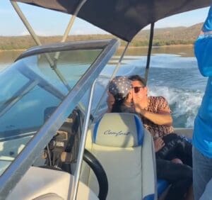 Video mostra Maraisa e Fabricio Marques em clima de romance durante passeio de barco