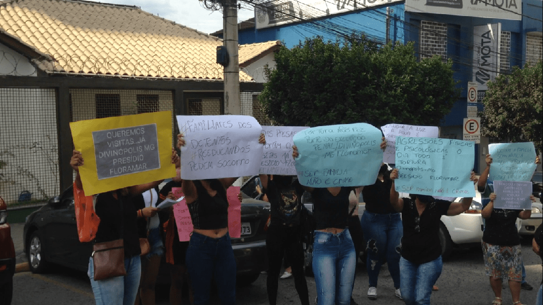 Familiares de detentos protestam pedindo a volta das visitas no presídio Floramar