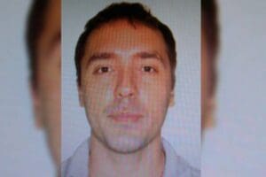Homem que empurrou e xingou delegado de &rdquo;macaco&rdquo; permanece preso