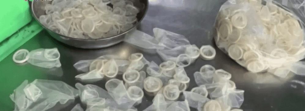 Operação policial descobre fábrica que reutiliza preservativos usados