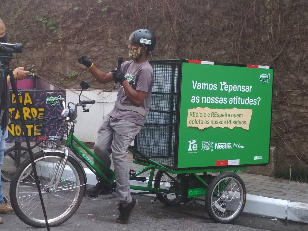 Catadores de recicláveis ganham carroças e triciclos elétricos de ONG