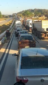 Tr&acirc;nsito lento nas rodovias na manh&atilde; desta ter&ccedil;a-feira, por conta da volta do feriado prolongado