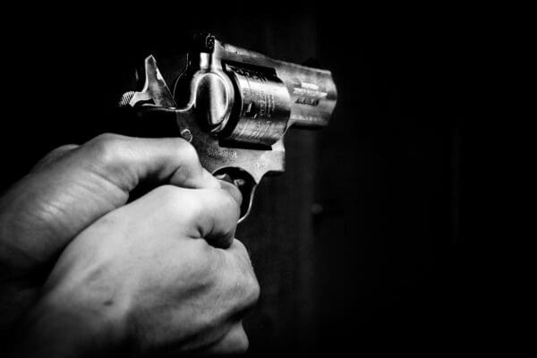 Homem é baleado três vezes em tentativa de homicídio em Itaúna