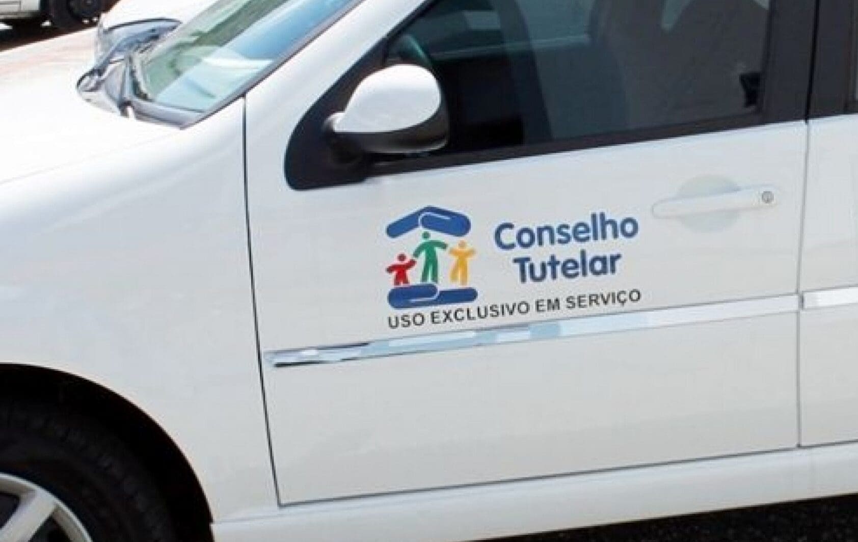M&atilde;e &eacute; presa ap&oacute;s deixar filhos de 3 e 7 anos sozinhos em casa