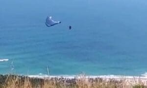Video registra queda de parapente ap&oacute;s salto no Rio de Janeiro