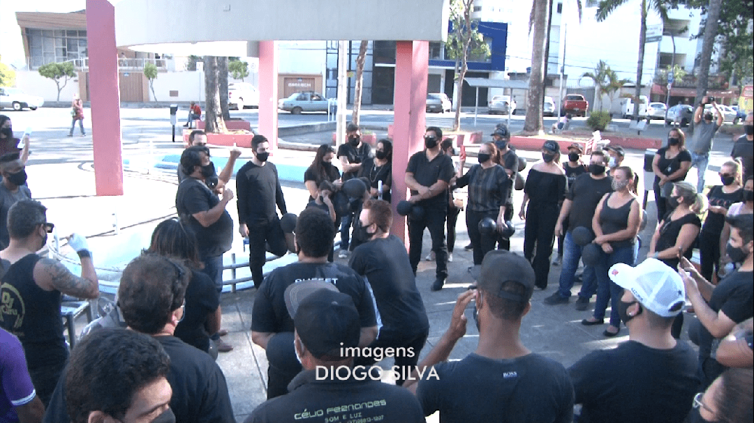 Produtores de eventos fazem passeata no centro de Divinópolis pedindo a retomada dos serviços