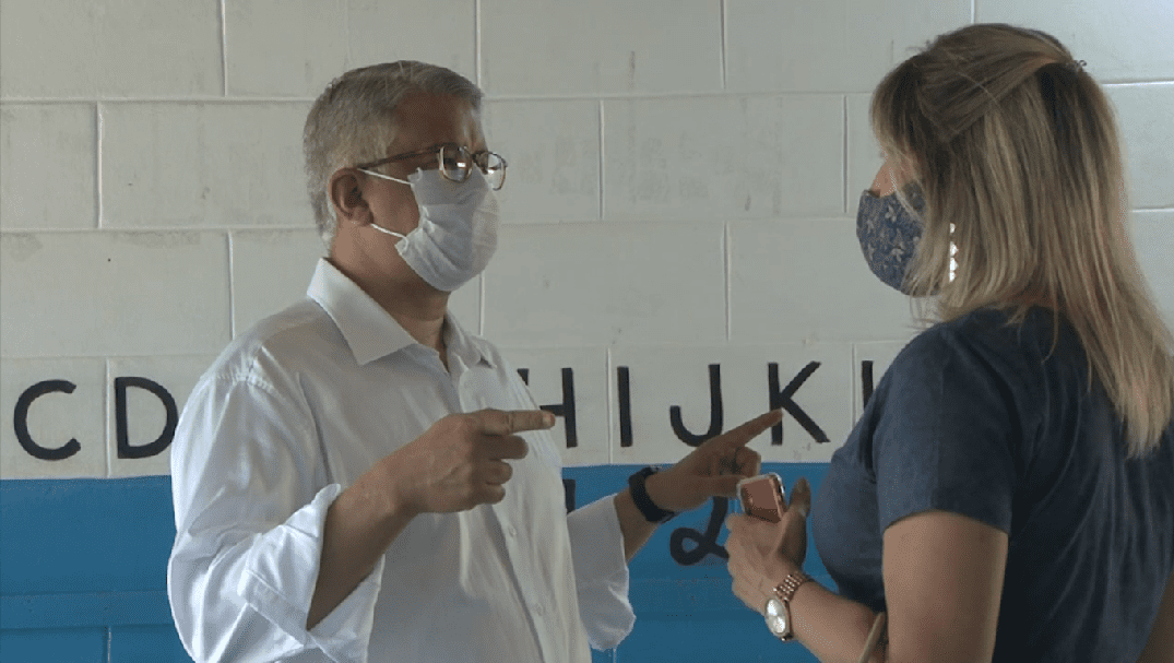 Ex-secretário nacional de vigilância em saúde visita escola em Divinópolis e orienta sobre cuidados contra o coronavírus