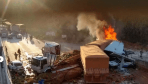 Acidente com 2 carretas e 5 carros deixa um morto e ao menos 9 feridos na BR-381