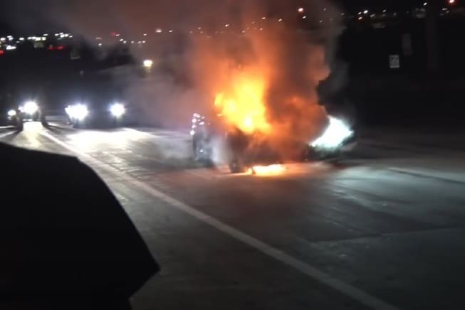 Motor explode e carro de luxo pega fogo quando o velocímetro marcava 240 km/h.