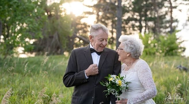 Casal completa 60 anos de casados com ensaio fotográfico vestidos de noivos