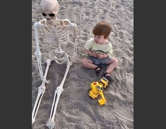 Criança elege esqueleto como melhor amigo