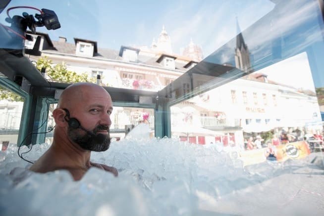 Homem quase nu bate recorde após ficar mais de 2 horas em caixa de gelo