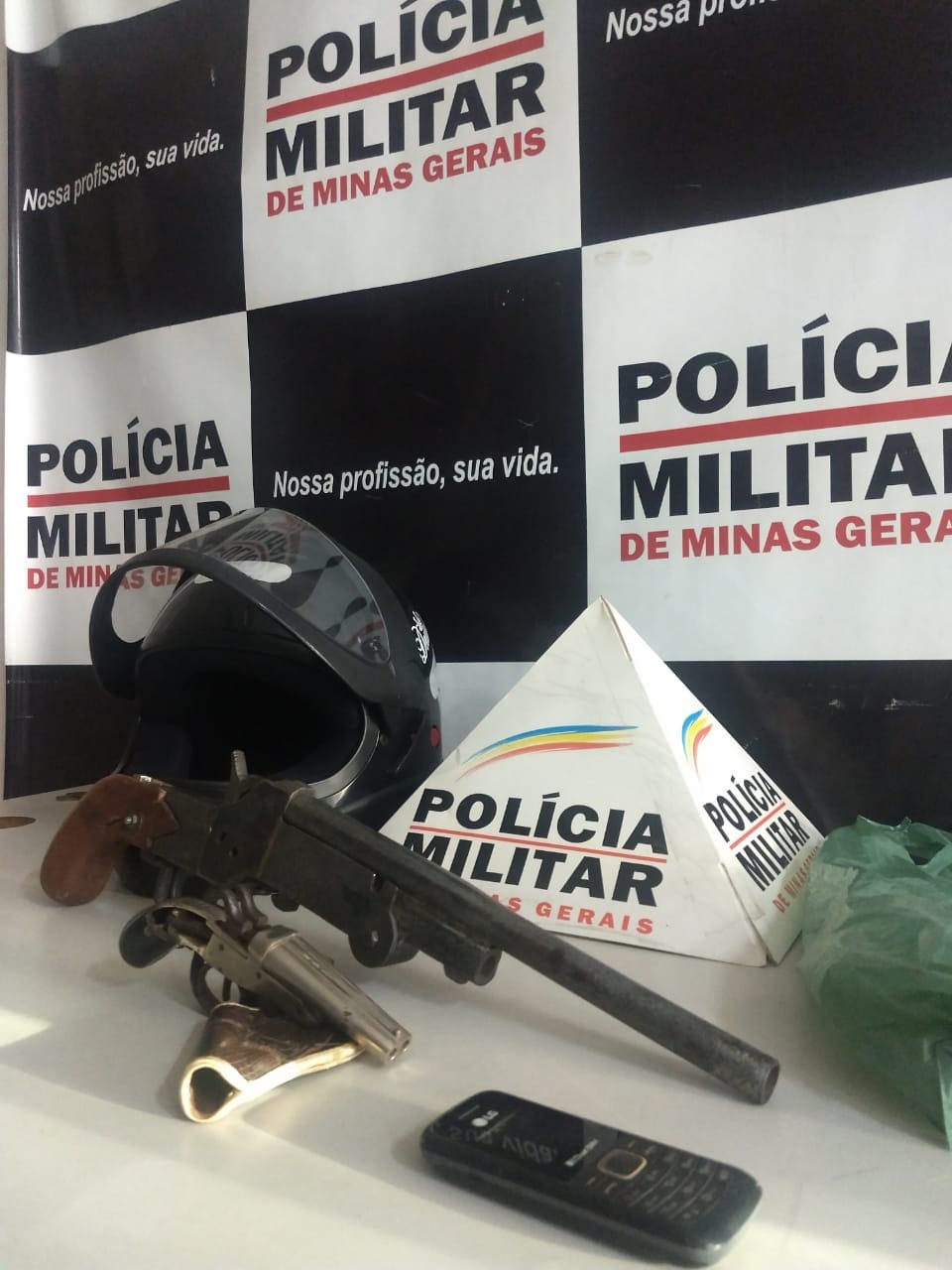 PM localiza armas de fogo ap&oacute;s receber den&uacute;ncia