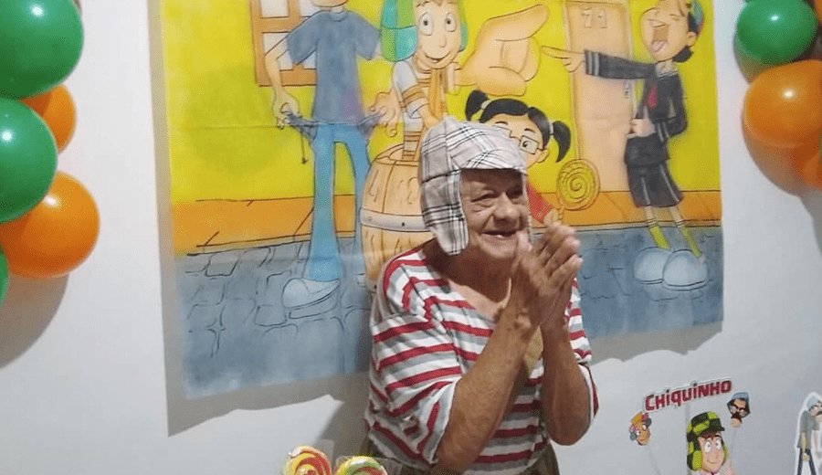 Vovô ganha festa temática do Chaves no aniversário de 92 anos!