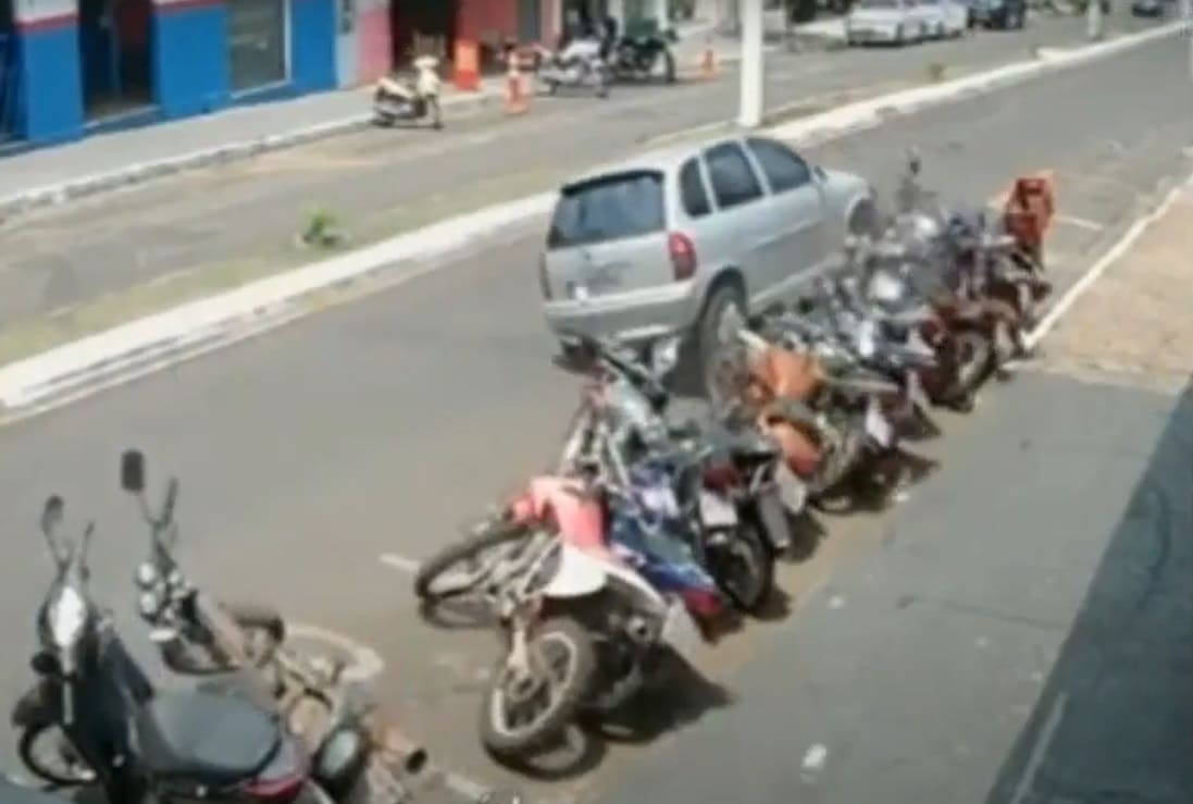 Camera de segurança registra: carro desgovernado derruba, várias motos estacionadas em Assis