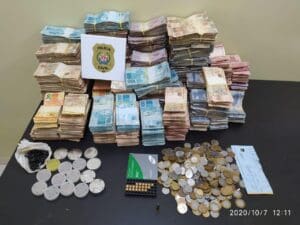 Grande quantidade de dinheiro, totalizando mais de R$ 500 mil &eacute; apreendido em opera&ccedil;&atilde;o da PC.