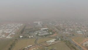 Uberaba e Uberl&acirc;ndia amanhecem com camada densa no c&eacute;u, veja o video.