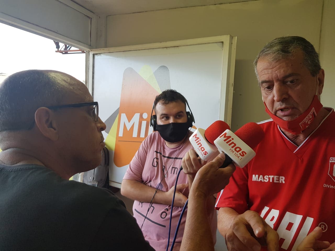 Presidente do Guarani invade cabine da Minas FM para intimidar equipe que transmitiu mais uma derrota do time, ouça: