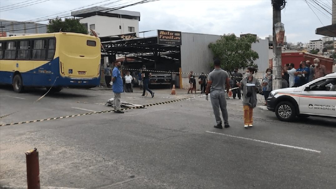 Mulher morre depois de ser atropelada por ônibus coletivo no bairro São José