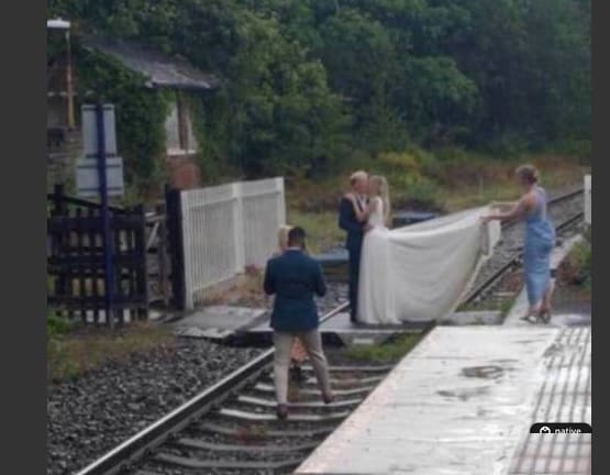 Casal recém casado se arrisca para fazer ensaio fotográfico na linha do trem