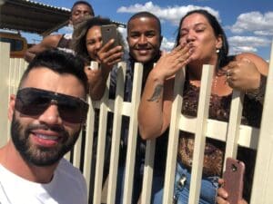 Gusttavo Lima reaparece e tira fotos com f&atilde;s em aeroporto.Confira o Video