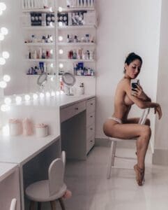 Mayra Cardi posa de calcinha em seu banheiro