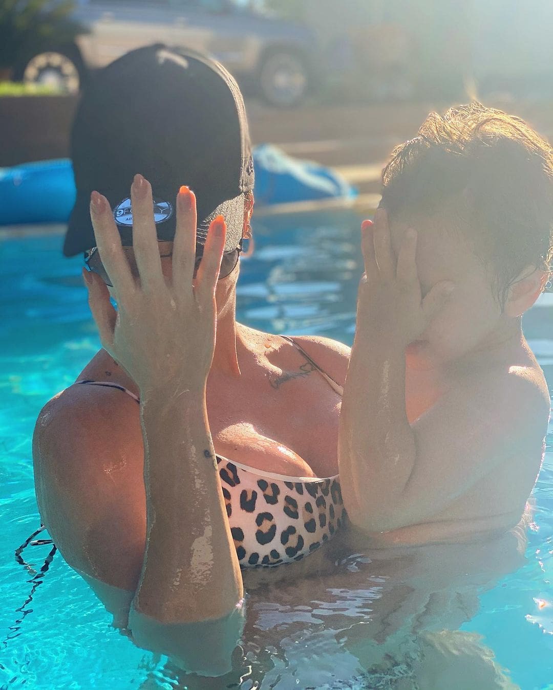 Andressa Suita posa na piscina com filho fazendo ‘arrocha’