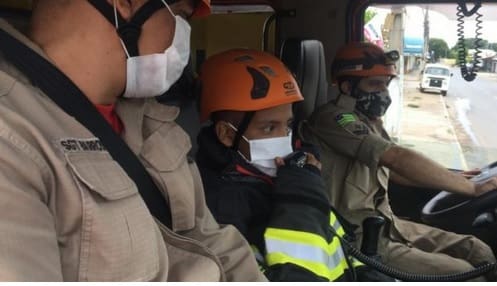 Criança de 12 anos faz pedido durante tratamento e realiza o sonho de ser bombeiro