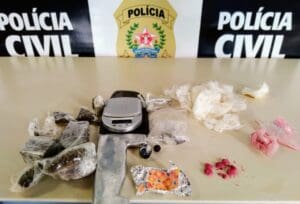 Traficante desesperado ao ser abordado engole varios tipos de droga
