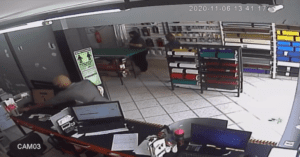 C&acirc;mera de vigil&acirc;ncia registra homem furtando dois celulares em uma loja de Divin&oacute;polis, assista