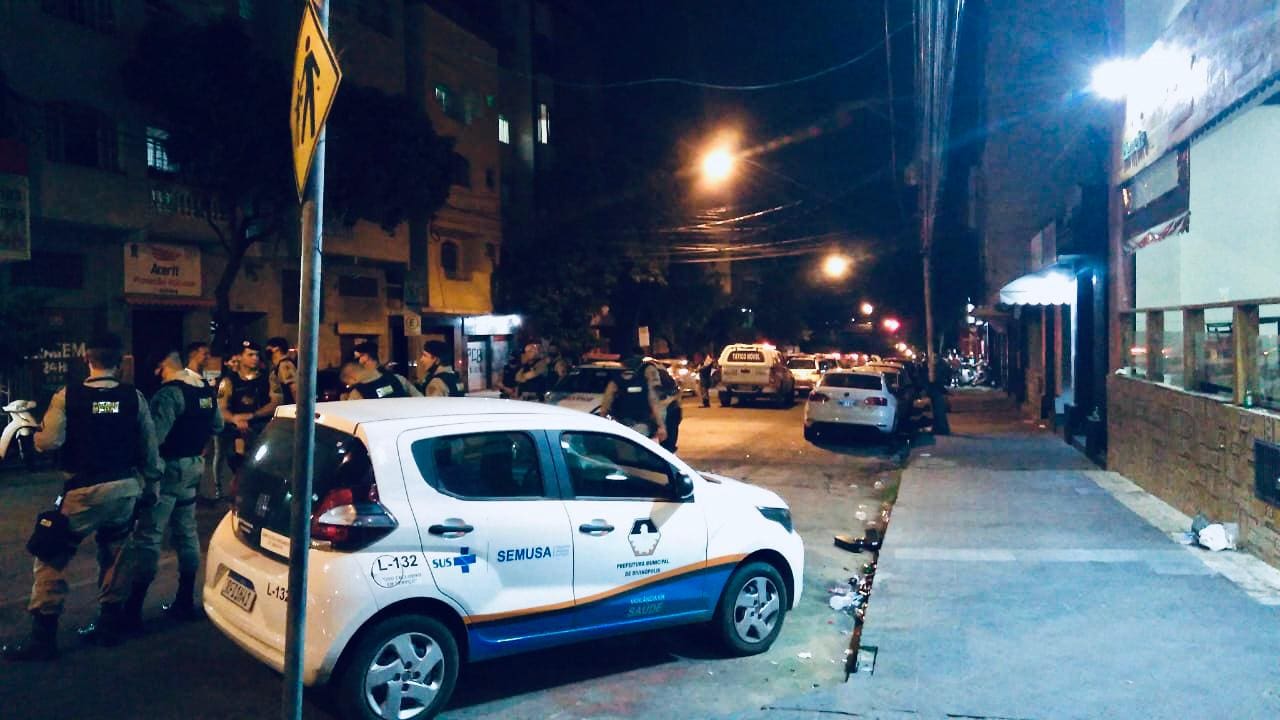 Polícia Militar diz que foi atacada com garrafadas ao chegar na região dos bares no centro de Divinópolis