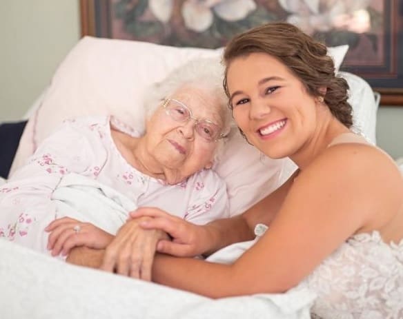 Neta surpreende avó no hospital antes do casamento