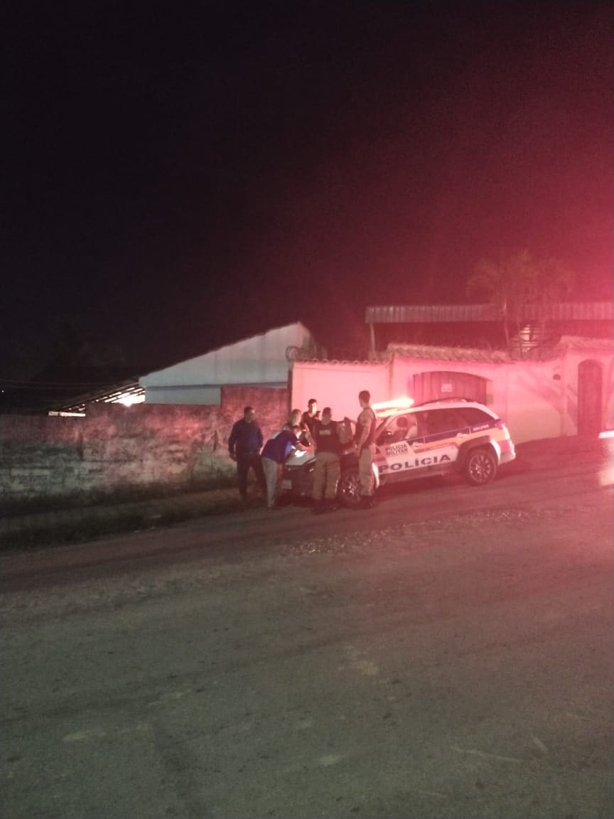 Motorista com sintomas de embriaguez bate em carros estacionados no Manoel Valinhas