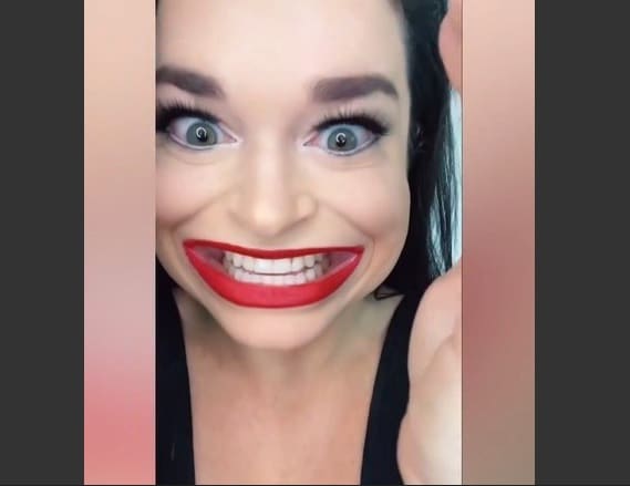 Mulher de boca gigante faz sucesso na internet e vira meme