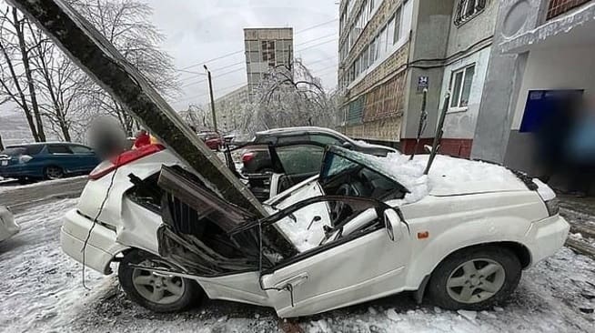 Homem escapa da morte após bloco de concreto cair sobre o carro antes dele entrar no veiculo