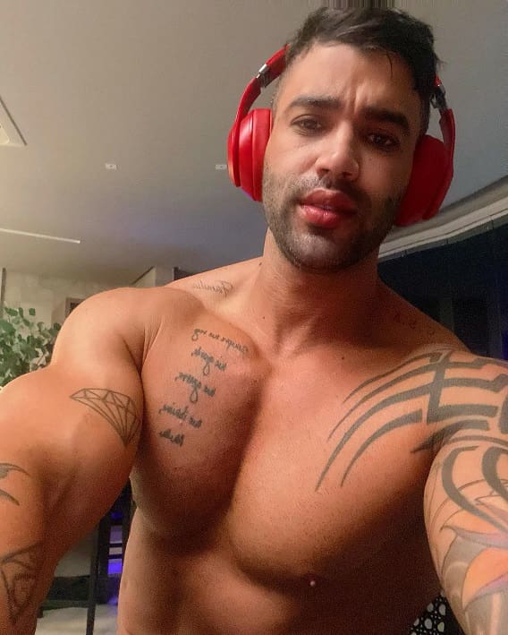 GUSTTAVO LIMA POSA SEM CAMISA E TATUAGEM PARA ANDRESSA SUITA CHAMA ATENÇÃO
