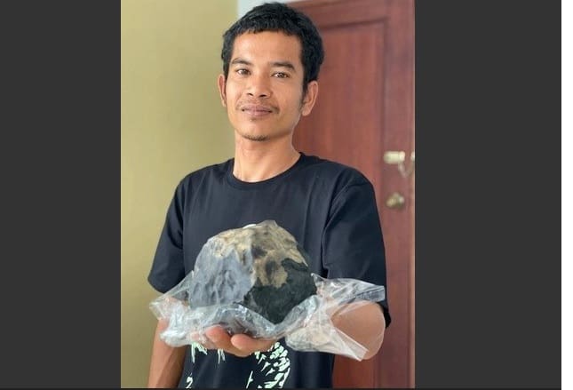 Homem fica milionário após meteorito cair sobre sua casa