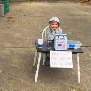 Criança cria urna e cabine para incentivar pessoas a votar
